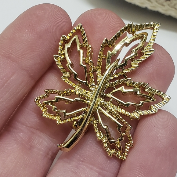 Vintage Golden Maple Leaf Brooch - Picture 3 of 5